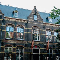 hotels close to landmarks